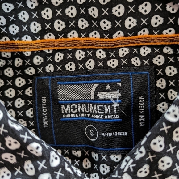 ✨3/$15 NWT Monument black white Halloween skull short sleeve button up S - Picture 6 of 8